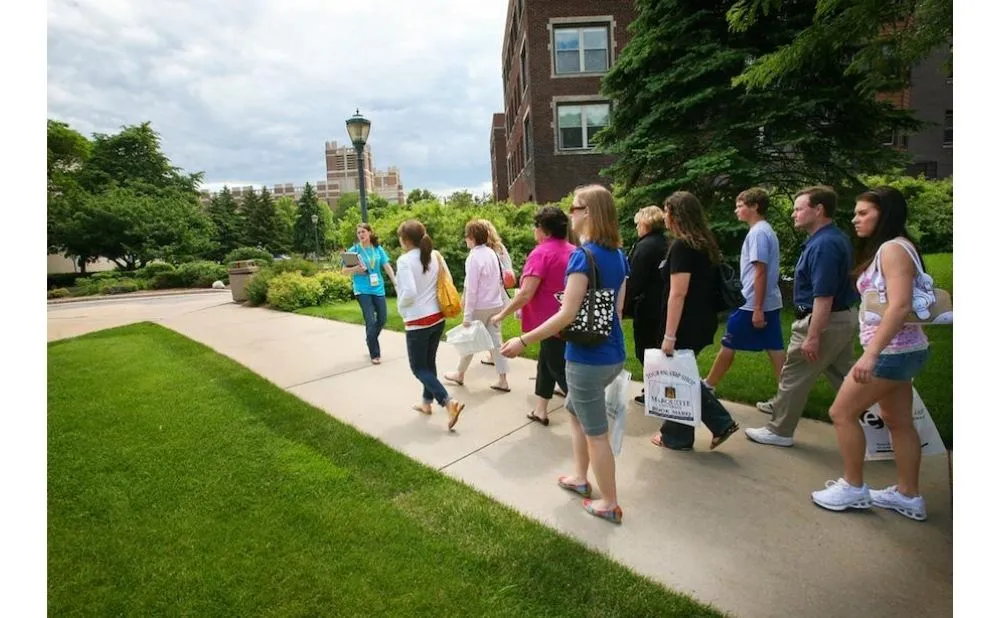 How to Choose the Best Wireless Audio Guide System for University Campus Tours & Freshmen Orientation